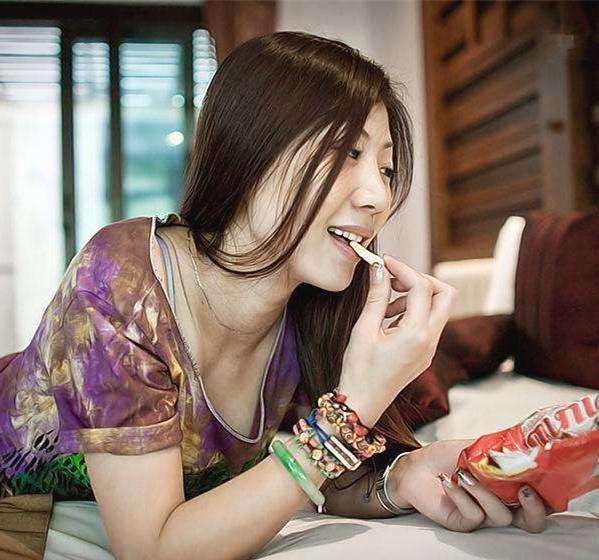 躺床吃零食,勾引蟑螂